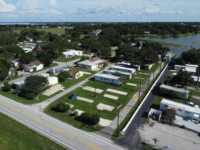 14 Lake St in Frostproof, FL - Foto de edificio - Building Photo