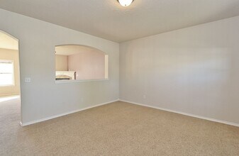 667 W Crescent St in Meridian, ID - Building Photo - Building Photo