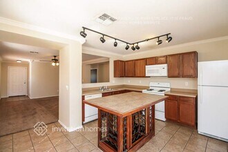 1813 N 94th Ave in Phoenix, AZ - Foto de edificio - Building Photo