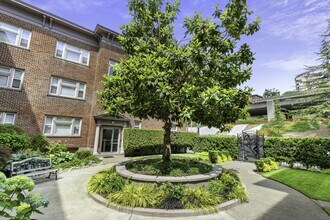 Carolina Court Apartment Homes in Seattle, WA - Foto de edificio - Building Photo