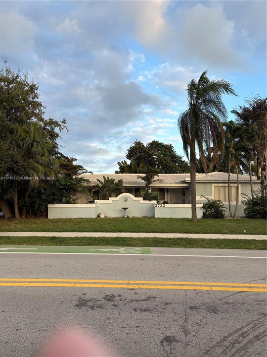 2732 Middle River Dr in Fort Lauderdale, FL - Building Photo