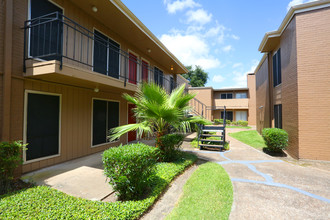 Braeswood Oaks Apartments in Houston, TX - Foto de edificio - Building Photo