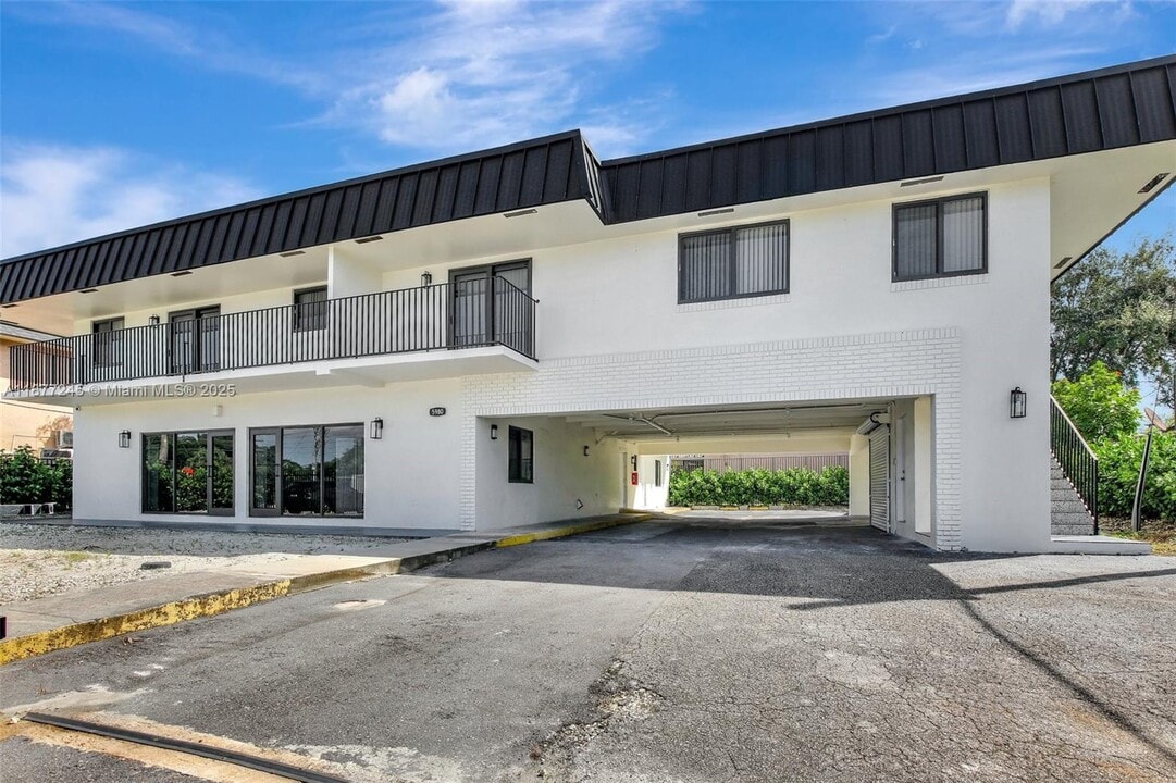 5980 SW 40th Ave in Dania Beach, FL - Building Photo