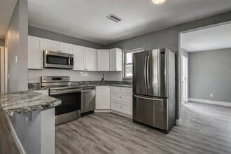 6418 43rd Ave N in Kenneth City, FL - Building Photo - Building Photo