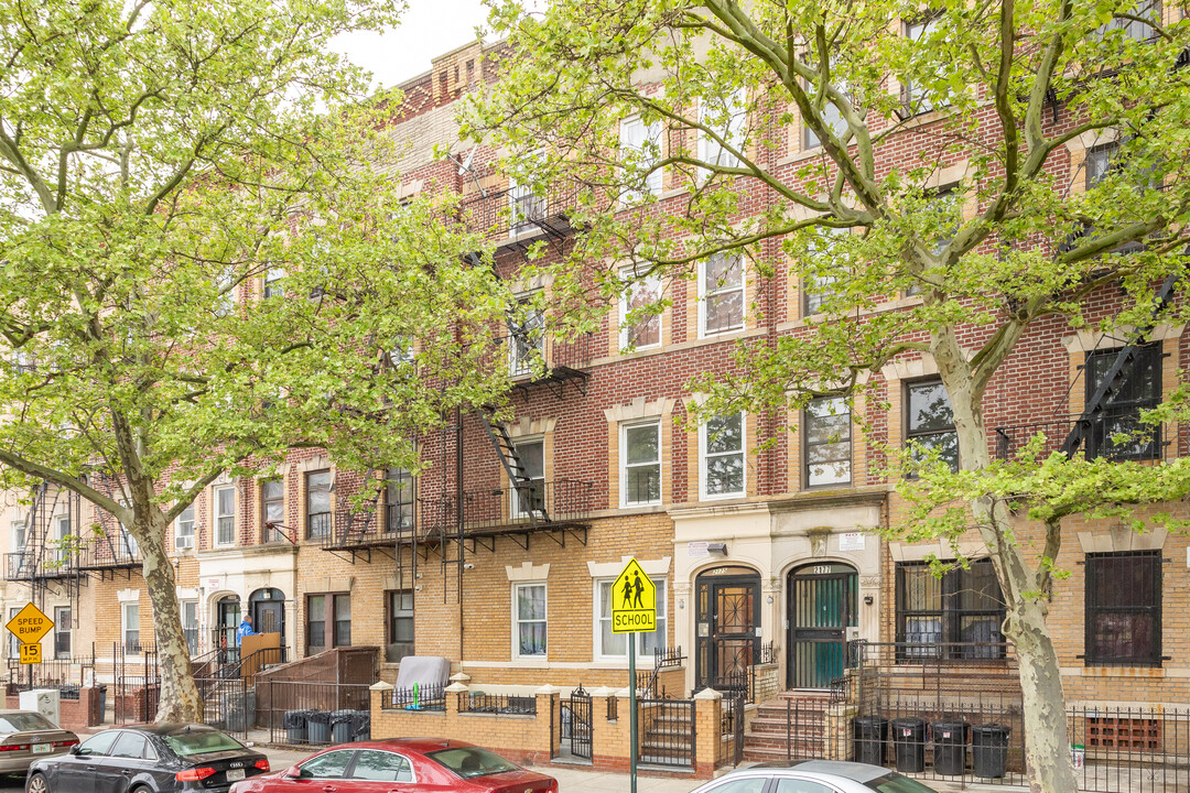 2175 Pacific Street in Brooklyn, NY - Foto de edificio