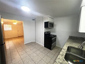 1011 Hackberry St in San Marcos, TX - Building Photo - Building Photo