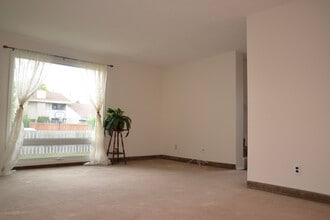 75 Oak Park Walk in Winnipeg, MB - Building Photo - Building Photo