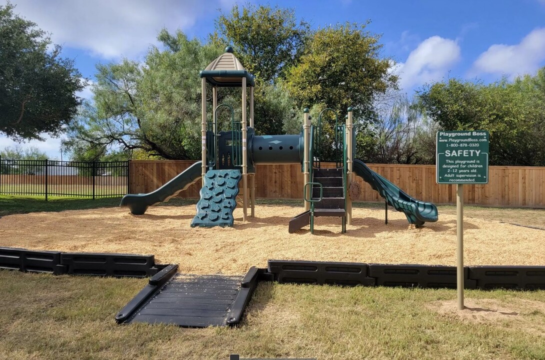 Granada Place in Uvalde, TX - Foto de edificio