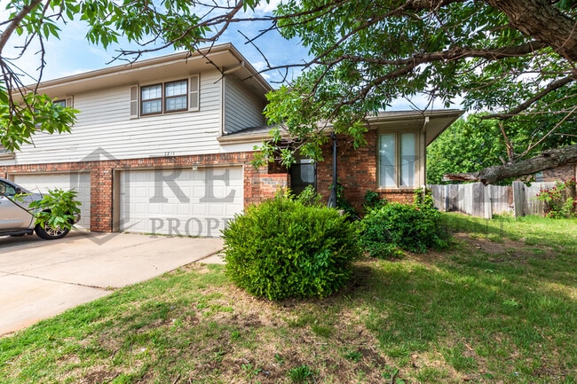 2241 S White Oak Dr in Wichita, KS - Building Photo - Building Photo