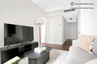 200 E Chestnut St in Chicago, IL - Building Photo - Building Photo