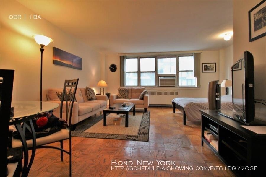 240 E 35th St-Unit -2C in New York, NY - Building Photo