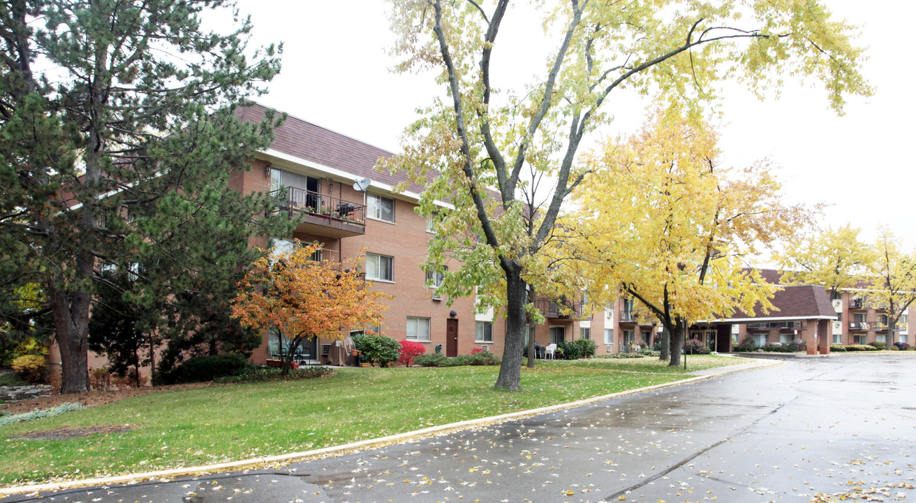 Royal Glen Condominiums in Lombard, IL - Foto de edificio