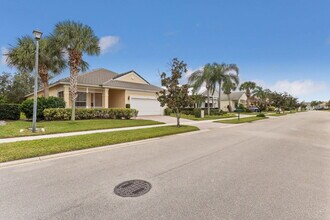 175 NW Willow Grove Ave in Port St. Lucie, FL - Building Photo - Building Photo