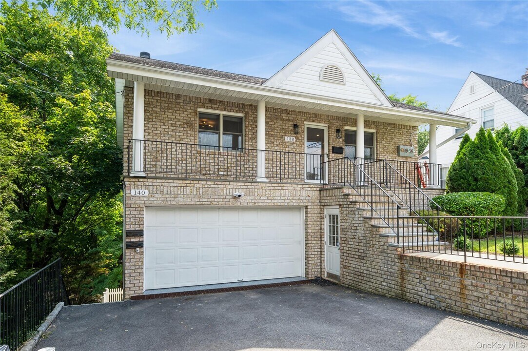 140 Woodside Ave in Harrison, NY - Building Photo