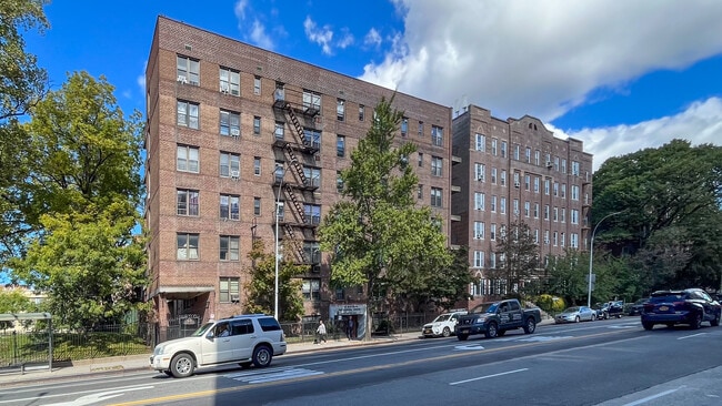 14105 Northern Blvd in Flushing, NY - Building Photo - Building Photo