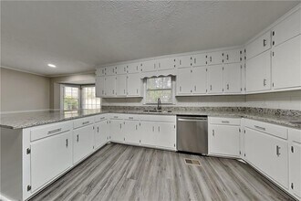 1844 Skyland Glen Dr in Snellville, GA - Building Photo - Building Photo