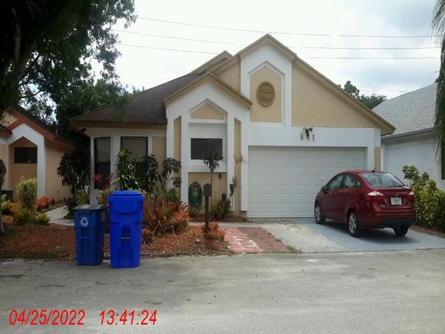 property at 941 W Maple St