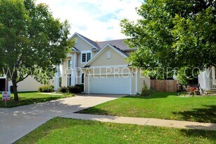 5728 NW 92nd Ct in Johnston, IA - Building Photo