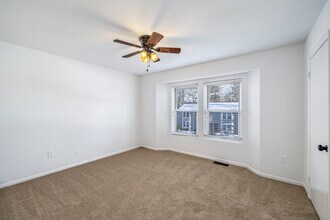 Hollymead Square Townhomes in Charlottesville, VA - Building Photo - Interior Photo