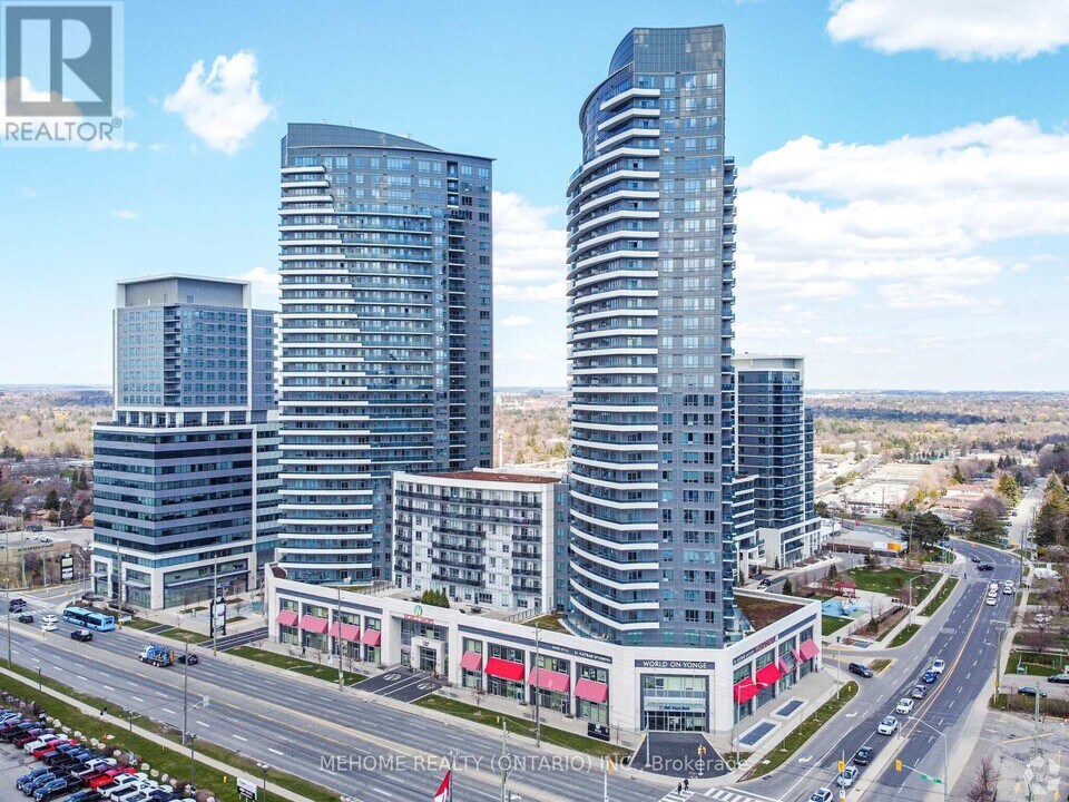 7167-7167 Yonge St in Toronto, ON - Building Photo