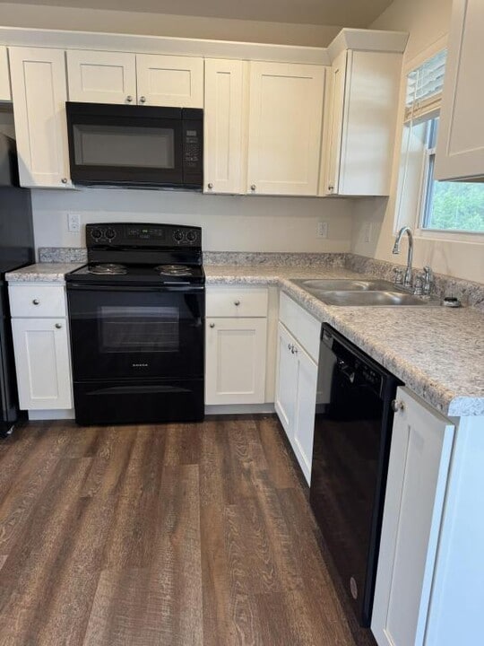 323 Cedar Cove Ln in Burfordville, MO - Building Photo