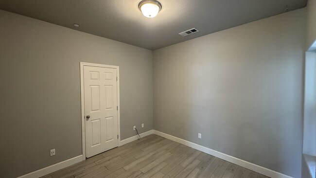 1825 W Date Ave in Porterville, CA - Building Photo - Building Photo