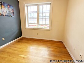 4 Bishop Allen Dr in Cambridge, MA - Building Photo