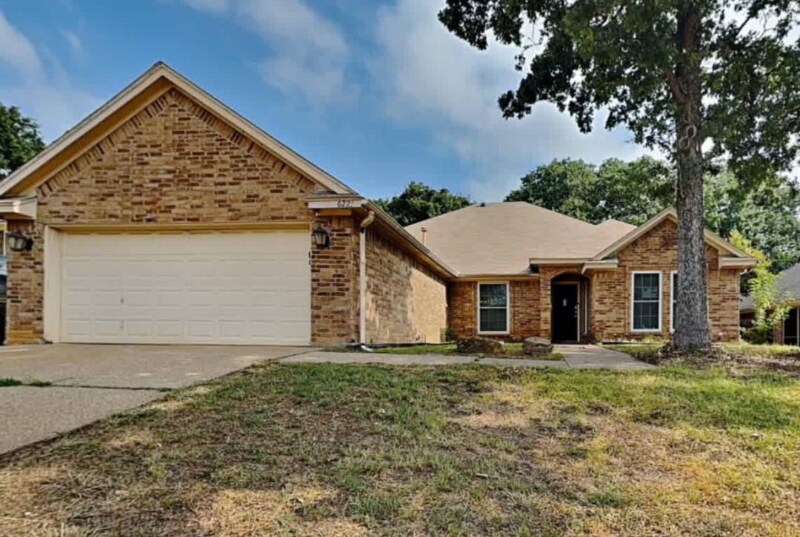 9228 August 32rd# Run in Arlington, TX - Building Photo