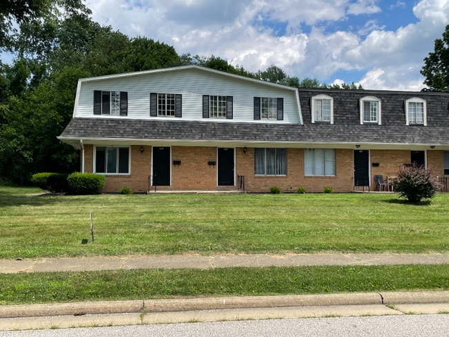 415 Sheraton Dr NW in North Canton, OH - Building Photo - Building Photo