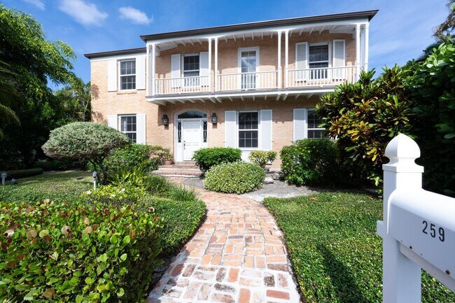 259 Queens Ln in Palm Beach, FL - Foto de edificio - Building Photo