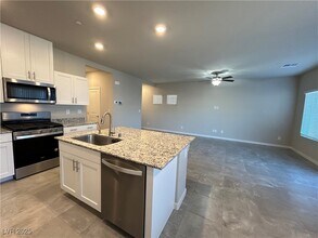10228 Crimson Mdw Ave in Las Vegas, NV - Building Photo - Building Photo