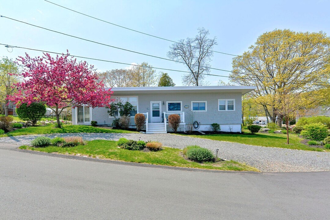 16 Warwick Rd in Gloucester, MA - Building Photo