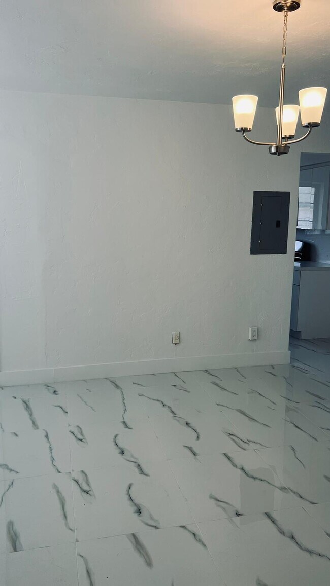 7821 Byron Ave in Miami Beach, FL - Foto de edificio - Building Photo