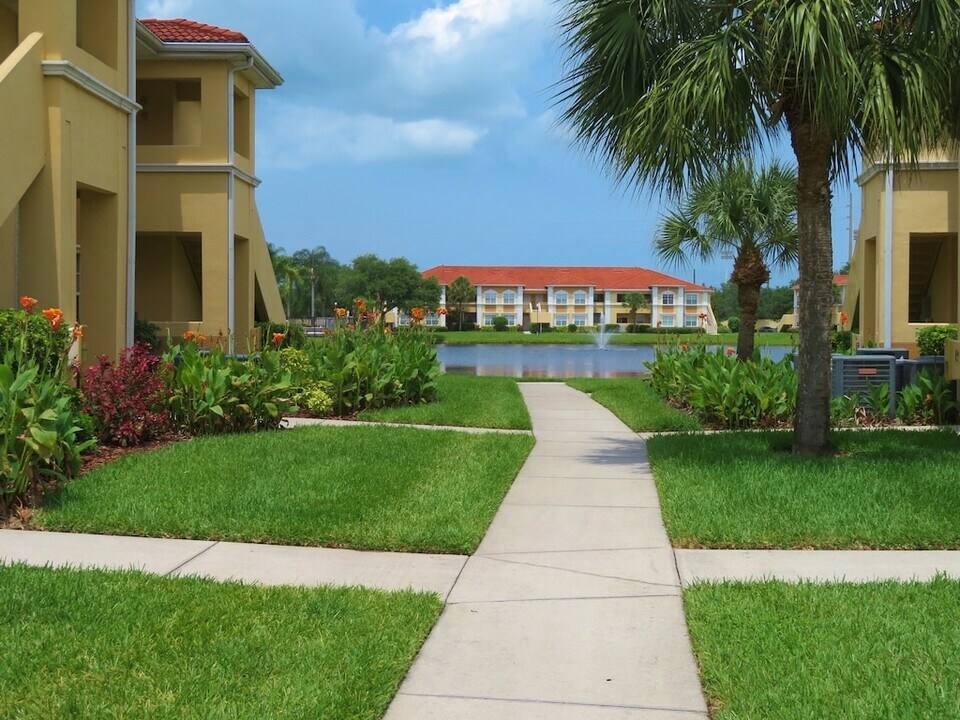 1025 Villagio Cir, Unit 207 in Sarasota, FL - Building Photo