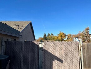 686 Millbrook St in Hanford, CA - Building Photo - Building Photo