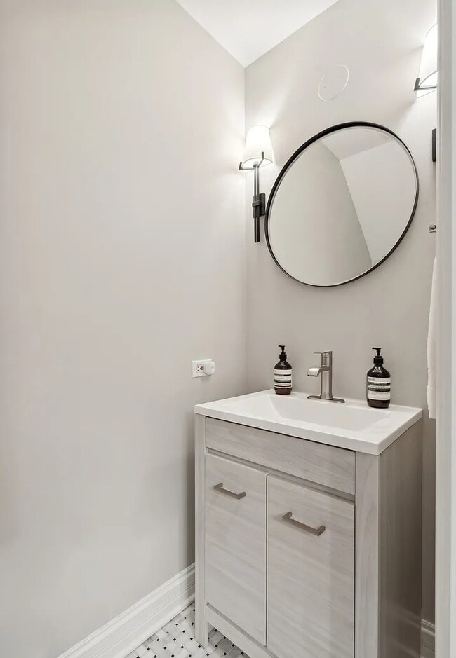 property at 2040 N Lincoln Ave