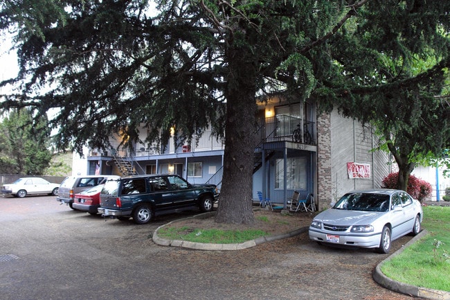 9209 SE Stark St in Portland, OR - Building Photo - Building Photo