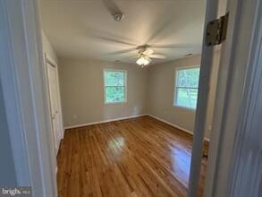 221 Llewelyn Ln in Huntingtown, MD - Building Photo - Building Photo