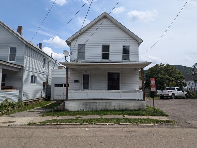 22 Charlotte Ave, Unit 1 in Bradford, PA - Foto de edificio - Building Photo