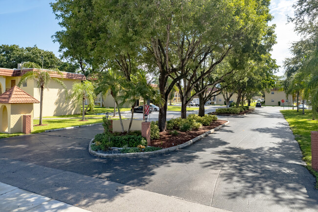 Cross Creek Apartments in Margate, FL - Building Photo - Building Photo