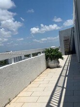 1627 Brickell Ave in Miami, FL - Foto de edificio - Building Photo
