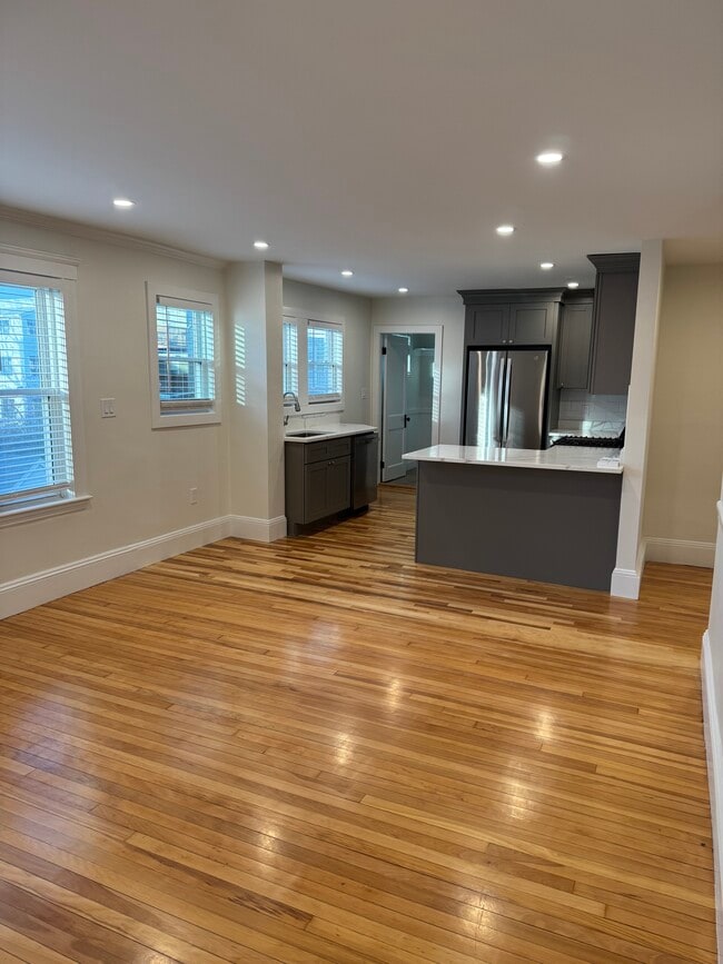 63 Raymond Ave in Somerville, MA - Foto de edificio - Building Photo