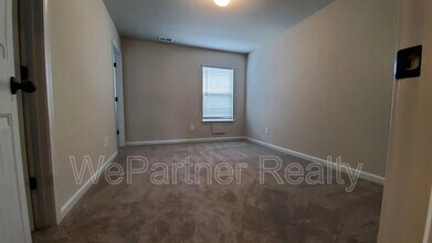 1055 Bayrose Cir in East Point, GA - Foto de edificio - Building Photo