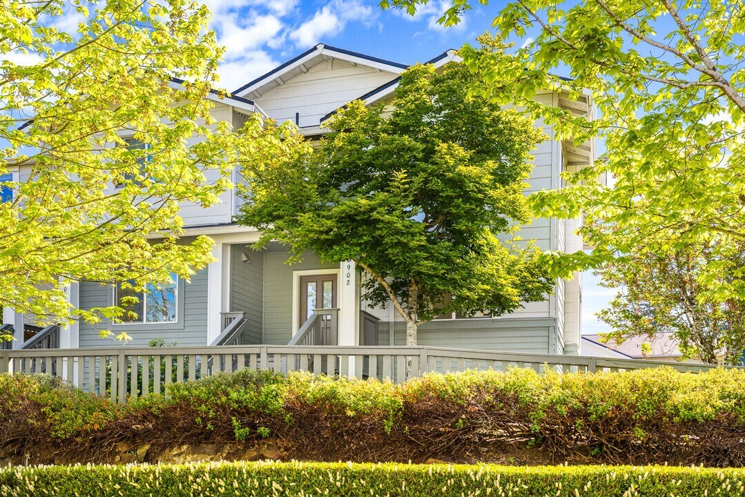10902 Slater Ave NE in Kirkland, WA - Building Photo