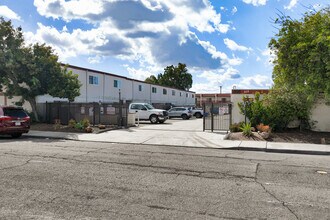 888 Cherrywood Way in El Cajon, CA - Foto de edificio - Building Photo