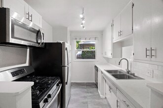 2001 Beachwood Dr in Los Angeles, CA - Building Photo - Building Photo