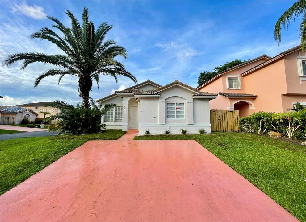8859 SW 215th Ln in Cutler Bay, FL - Building Photo