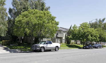 Trimboli Terrace Apartments in Fremont, CA - Foto de edificio - Building Photo