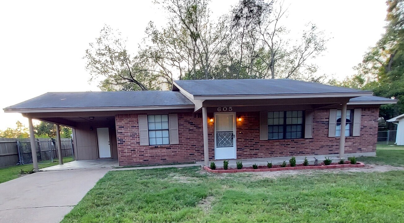 605 S Fair St in Crockett, TX - Building Photo