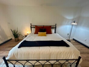 2002 Oak Creek Ct in Garland, TX - Foto de edificio - Building Photo